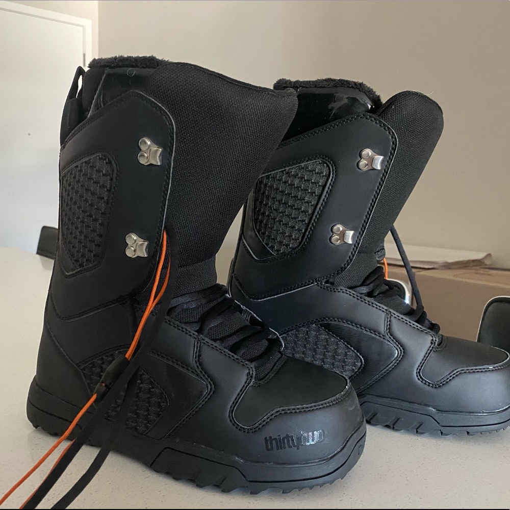 Snowboard boots